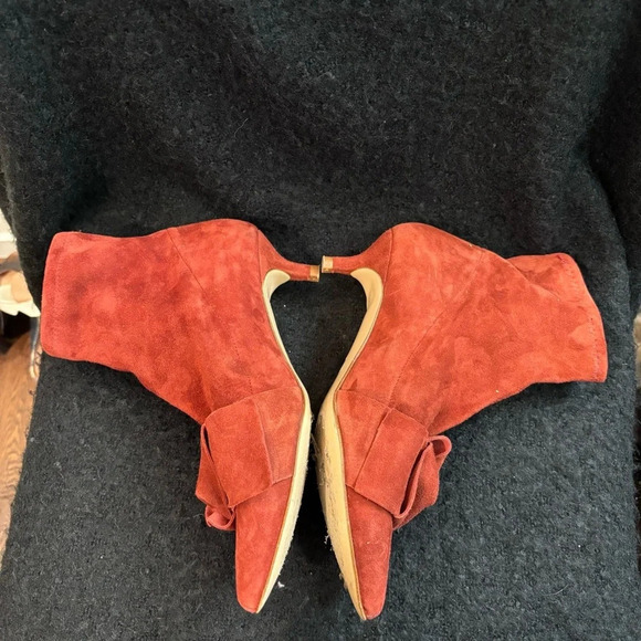ZARA Sz 38 Kitten Heel Pointy Toe Toe Cap Bow Suede Pull On Brick Red Booties - Picture 4 of 9